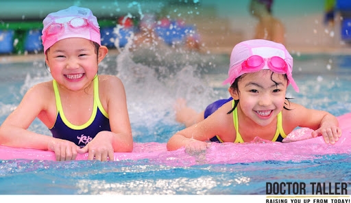 Bơi lội hỗ trợ trẻ em và thanh thiếu niên tăng chiều cao, phát triển xương.