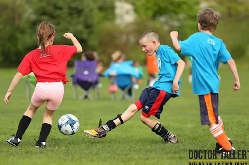 Bóng đá - bộ môn thể thao thích hợp cho mọi độ tuổi và giới tính