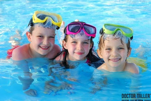 Bơi lội giúp trẻ tăng chiều cao.