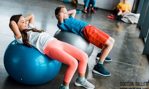 Vận động giúp cơ thể trẻ 8 tuổi linh hoạt hơn