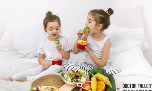 Cho trẻ ăn nhiều rau lá xanh, cá, thịt và trái cây