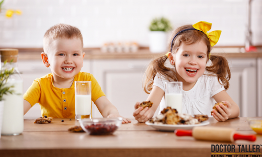 ​​​​​​​Trẻ 8 tuổi có thể tiếp tục uống sữa để bổ sung dinh dưỡng 
