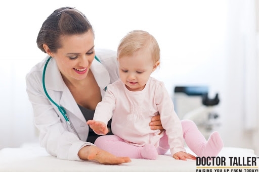Xem xét các chỉ số sức khỏe cơ thể giúp bé phát triển.