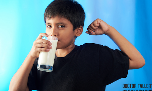 Uống sữa cũng là cách bổ sung dinh dưỡng tăng chiều cao ở tuổi 13 