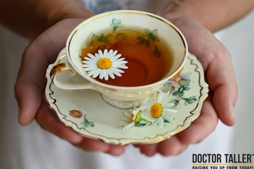 ​​​​​​​Uống 1 tách trà hoa cúc có thể giúp bạn ngủ ngon hơn